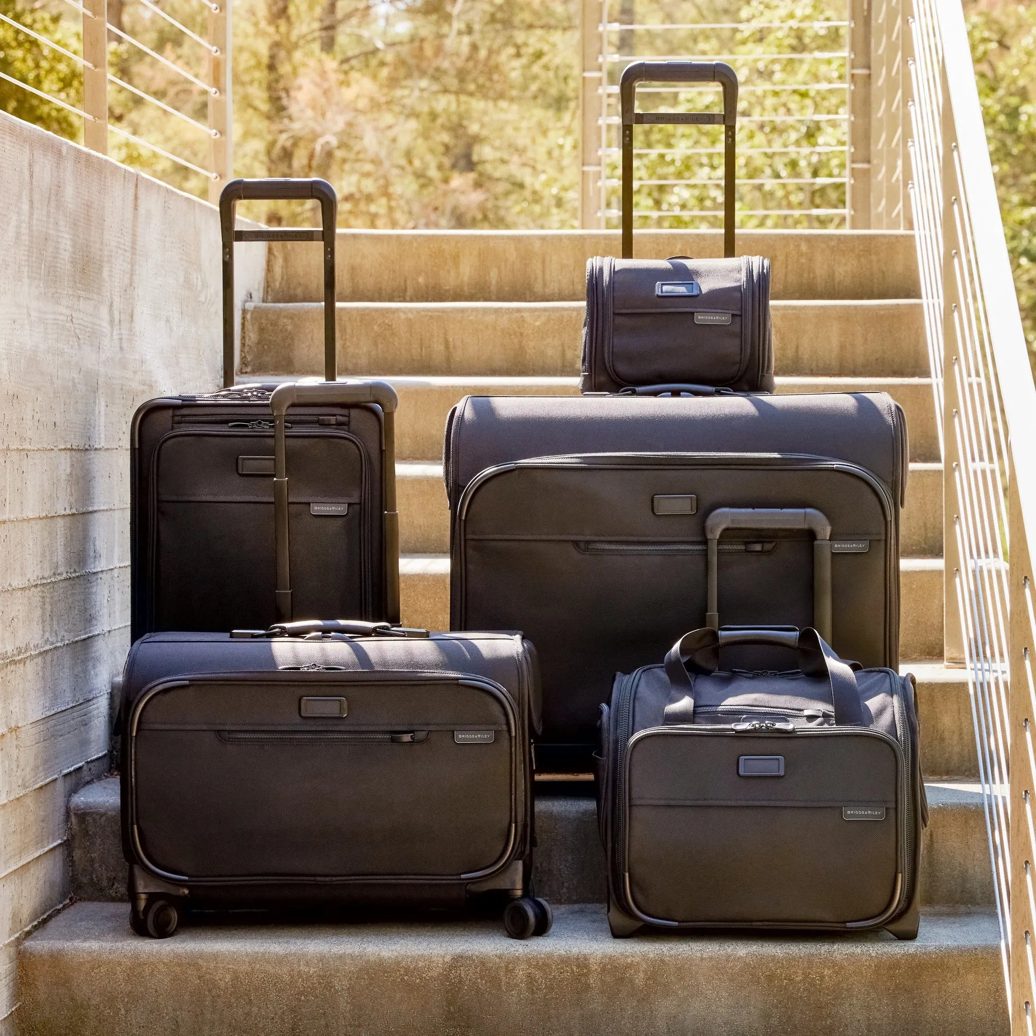 Briggs & Riley Baseline Global Medium Expandable Spinner