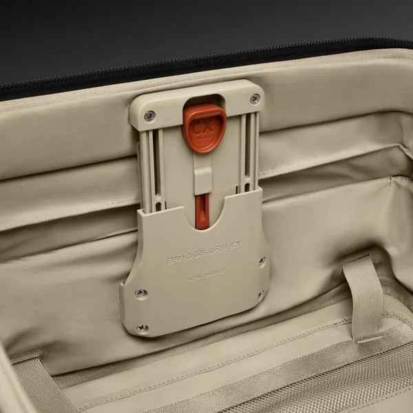 Briggs & Riley Baseline Global Medium Expandable Spinner