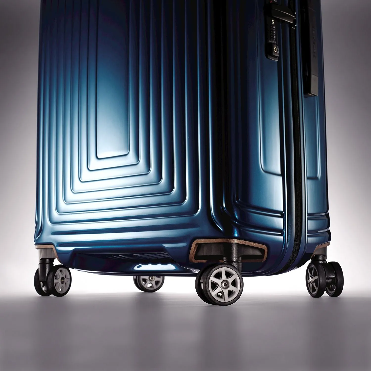 Samsonite Neopulse 20" Spinner Suitcase