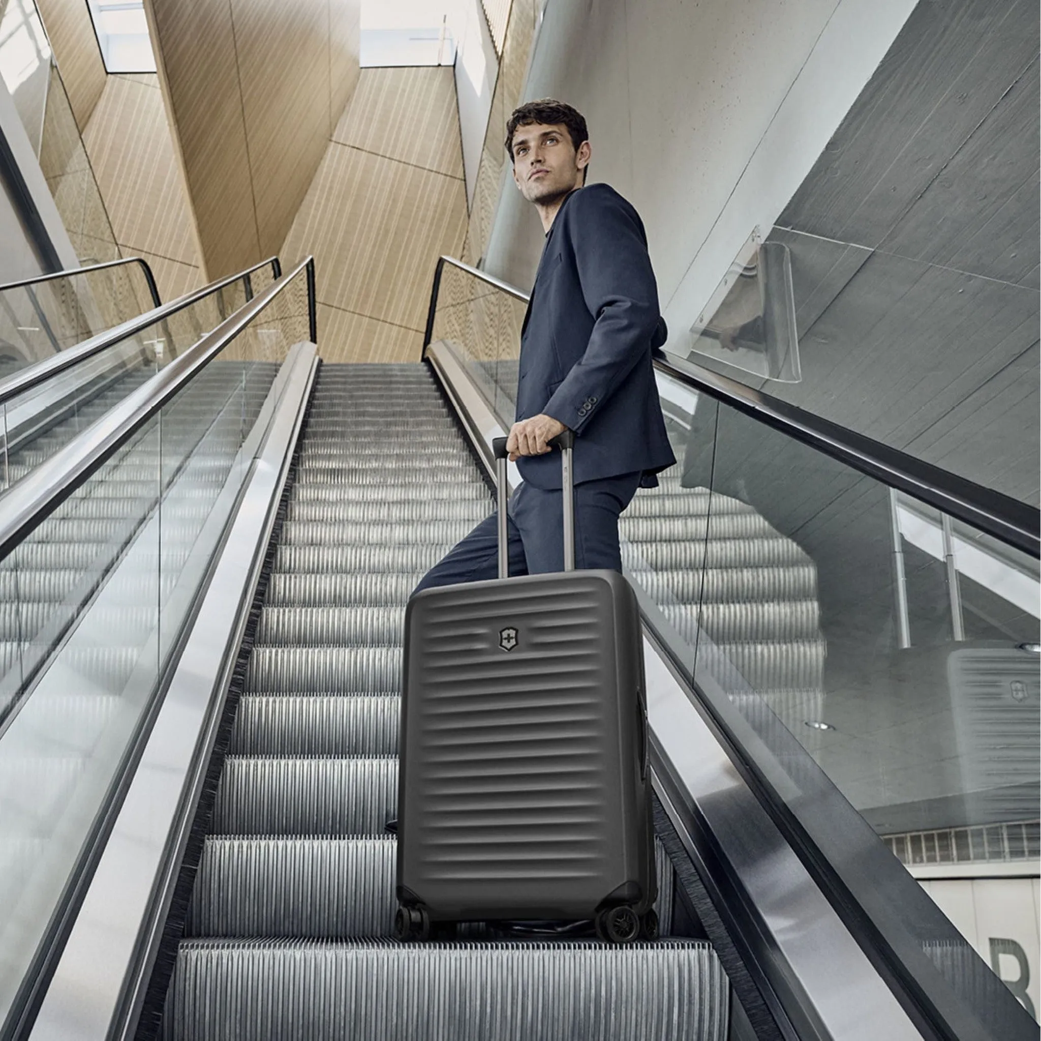 Victorinox Airox Advanced Medium Hardside Case