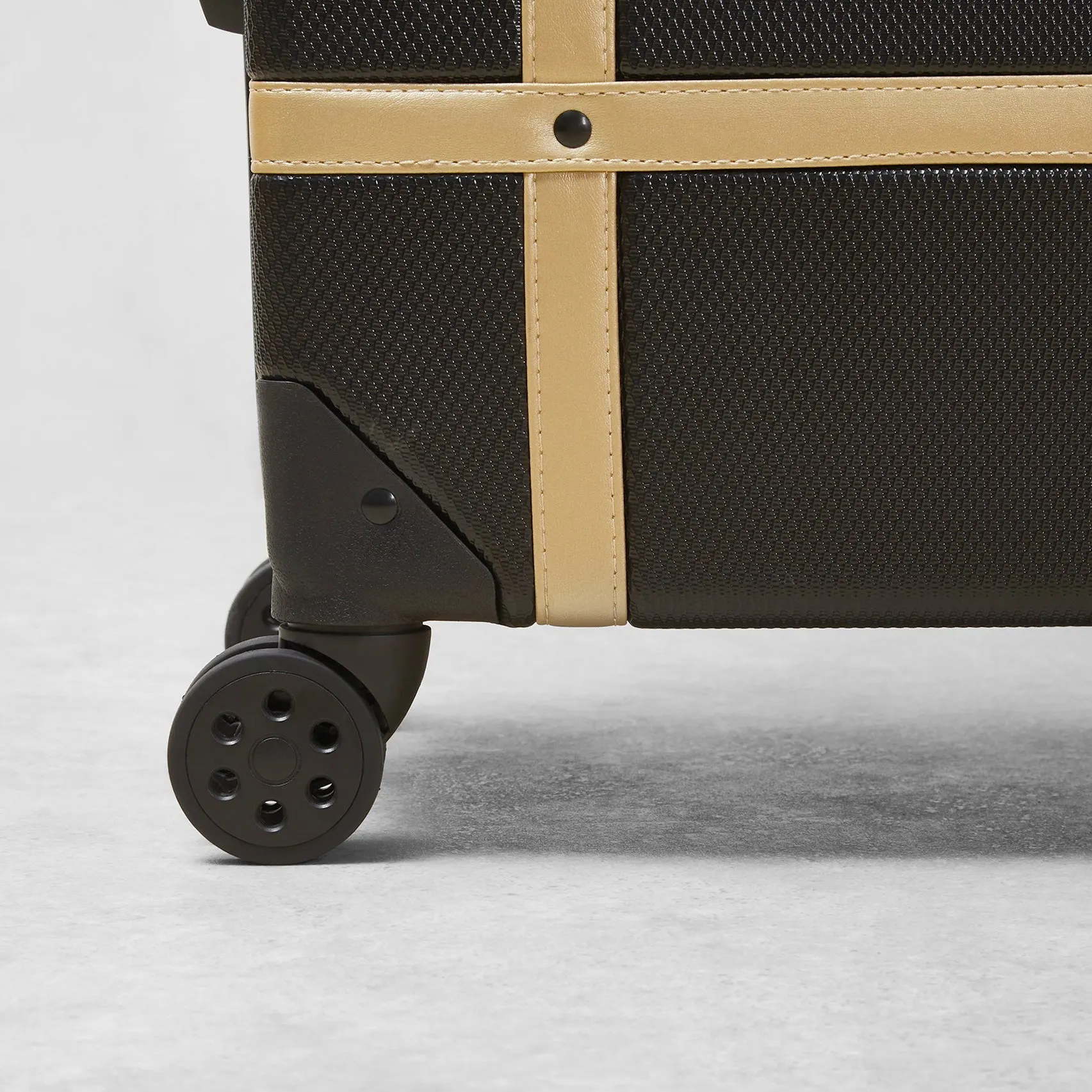 Vintage Hardshell Large Suitcase 78cm - Black / Gold