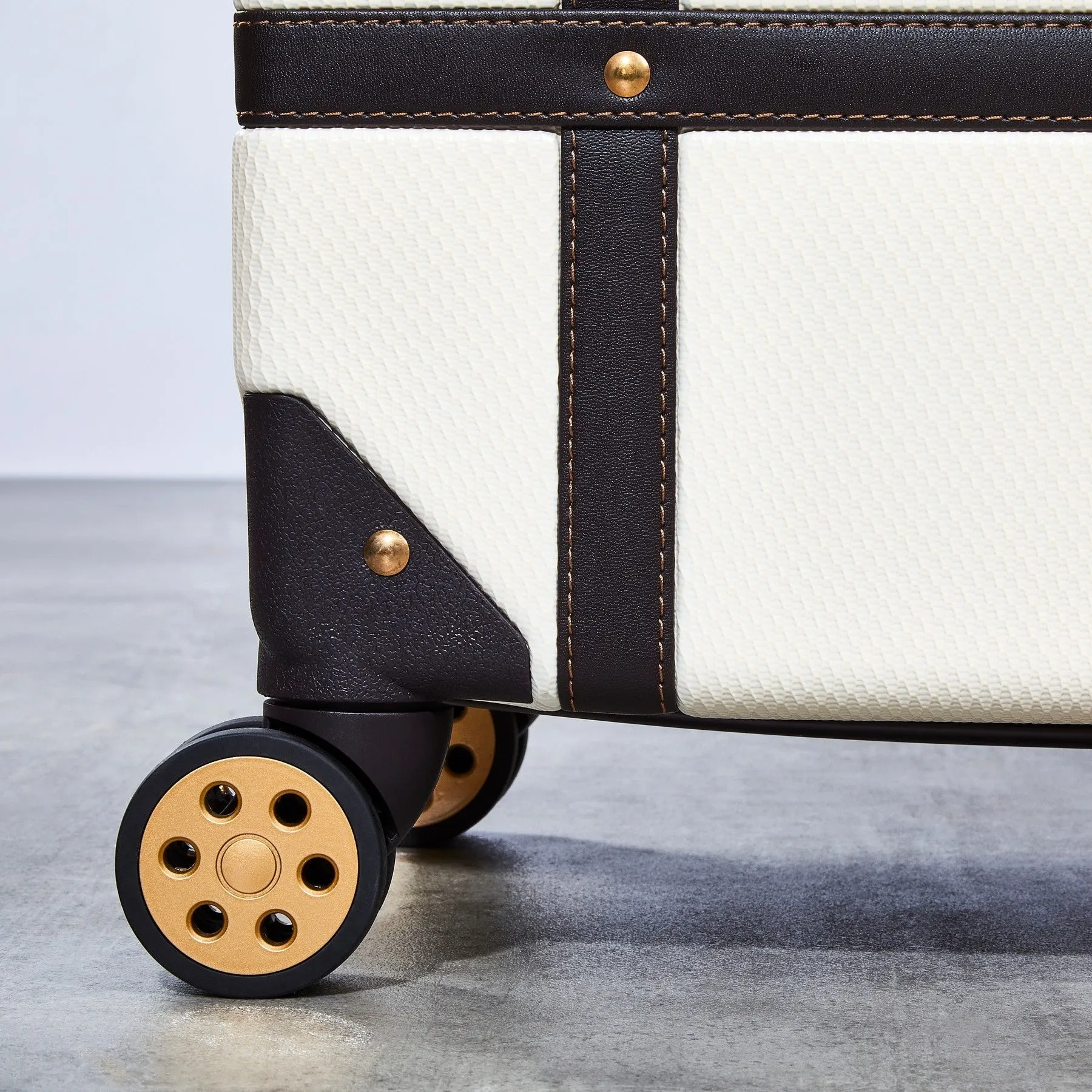 Vintage Hardshell Medium Suitcase 67cm - Cream
